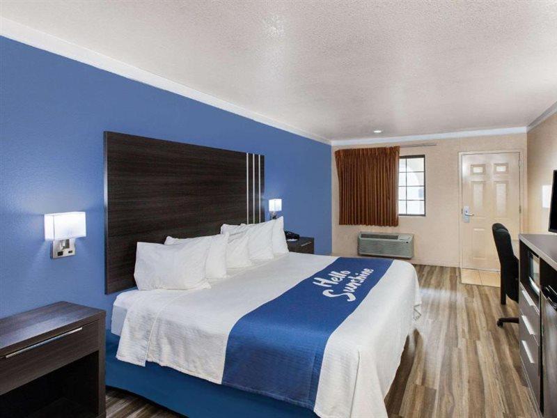 Days Inn & Suites By Wyndham Braunig Lake Elmendorf Exterior foto