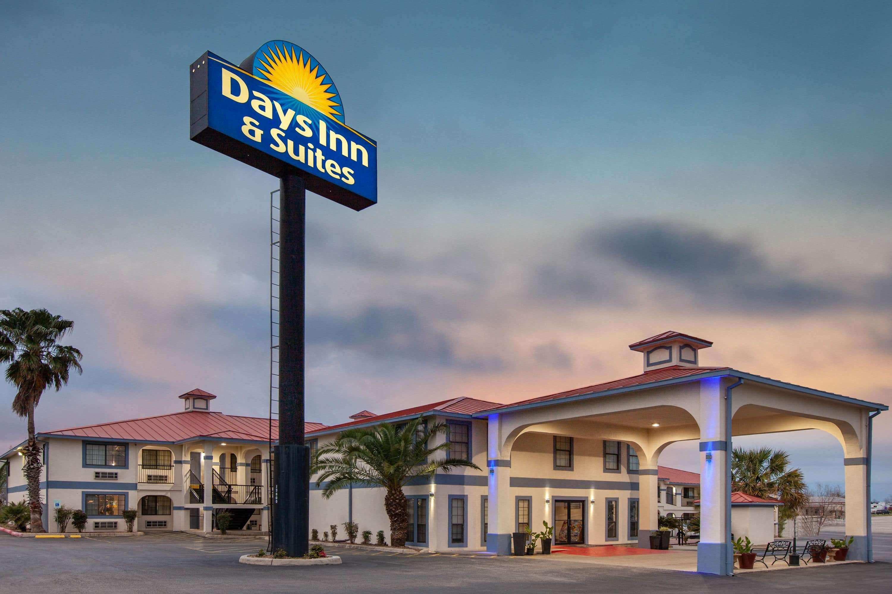 Days Inn & Suites By Wyndham Braunig Lake Elmendorf Exterior foto